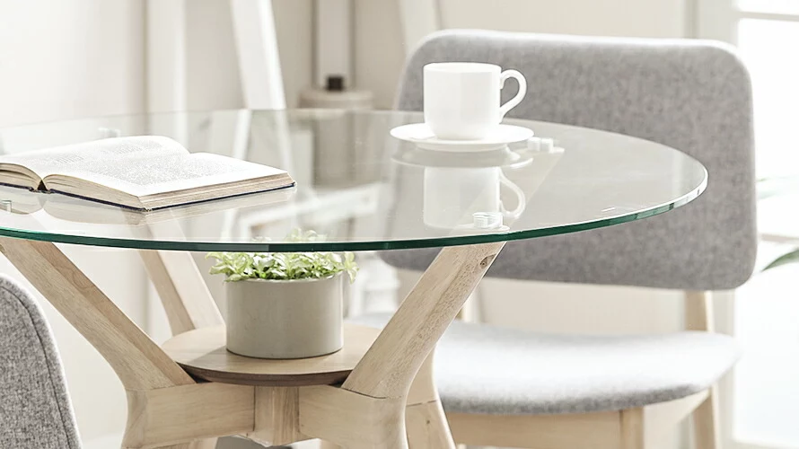 ラバーウッド製ガラスダイニングテーブルの使用イメージ。