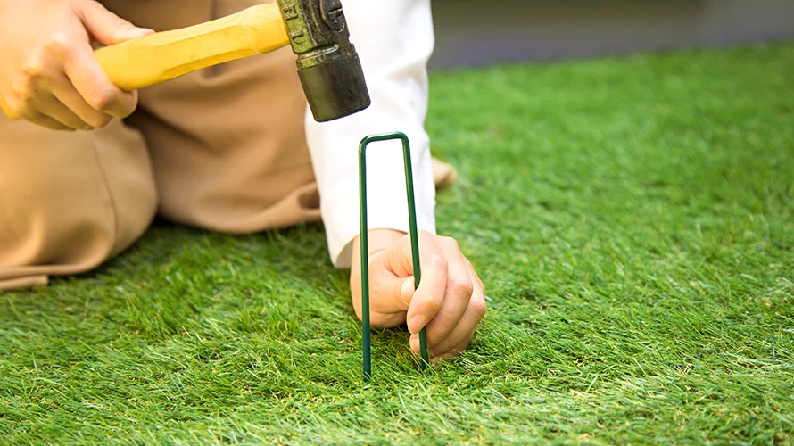 芝生を固定するU字ピン付き