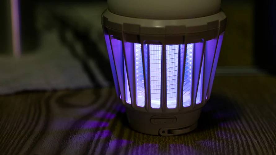 紫外線で虫を導くUV光源誘引式