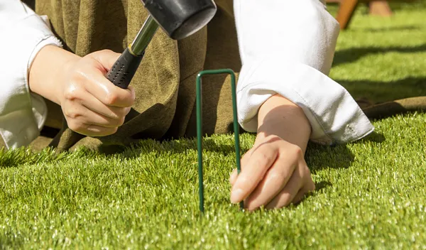 芝生を固定するU字ピン付き